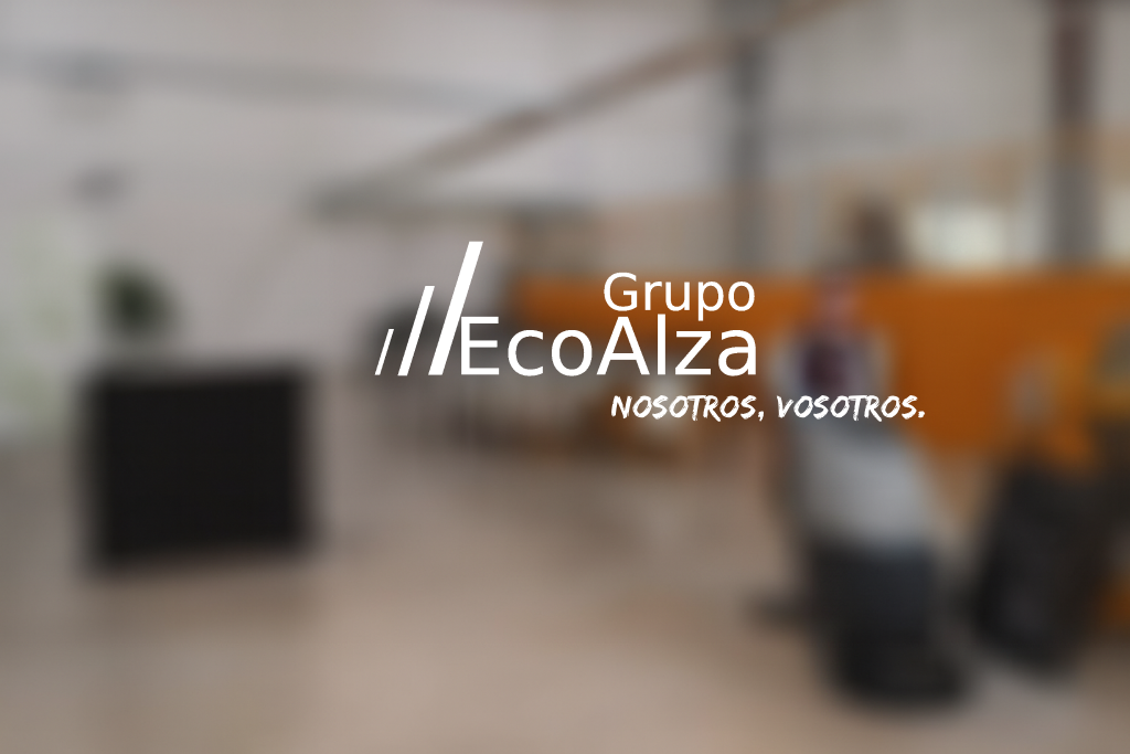 Equipo de Ecoalza Integra durante la prestación de servicios de limpieza y facility services